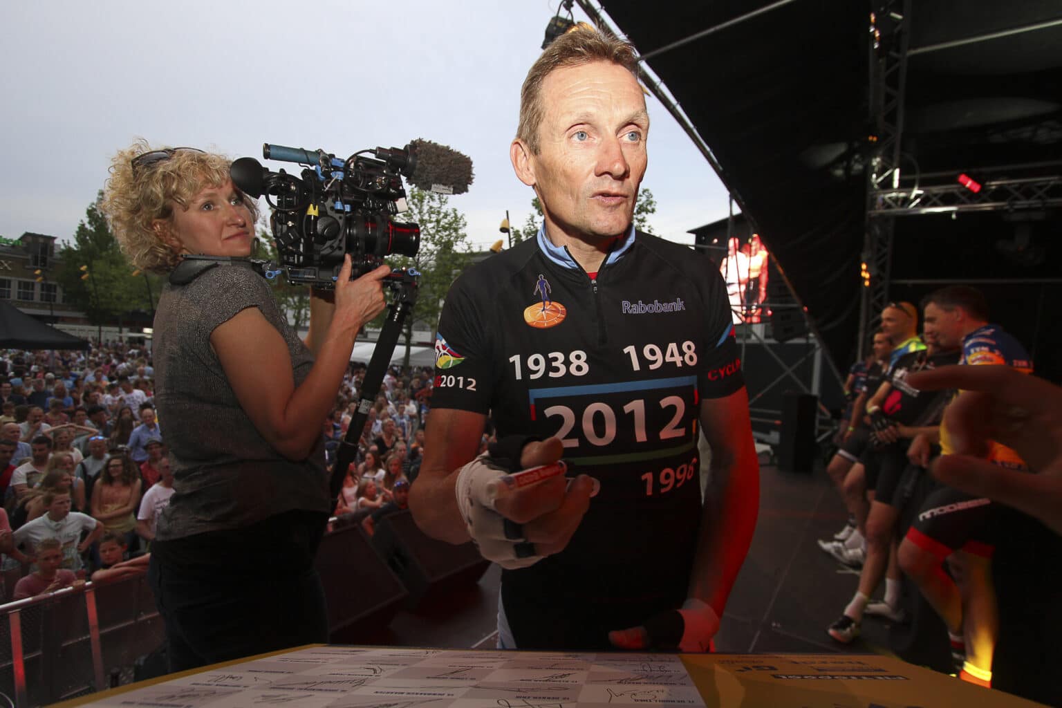 HENGELO (NED) wielrennen
De Race of the Legends een wedstrijd voor oud renners in Hengelo verreden in het kader van de 40e editie van de Nacht van Hengelo. Een andere Nederlandse wielerlegende Adrie van der Poel
