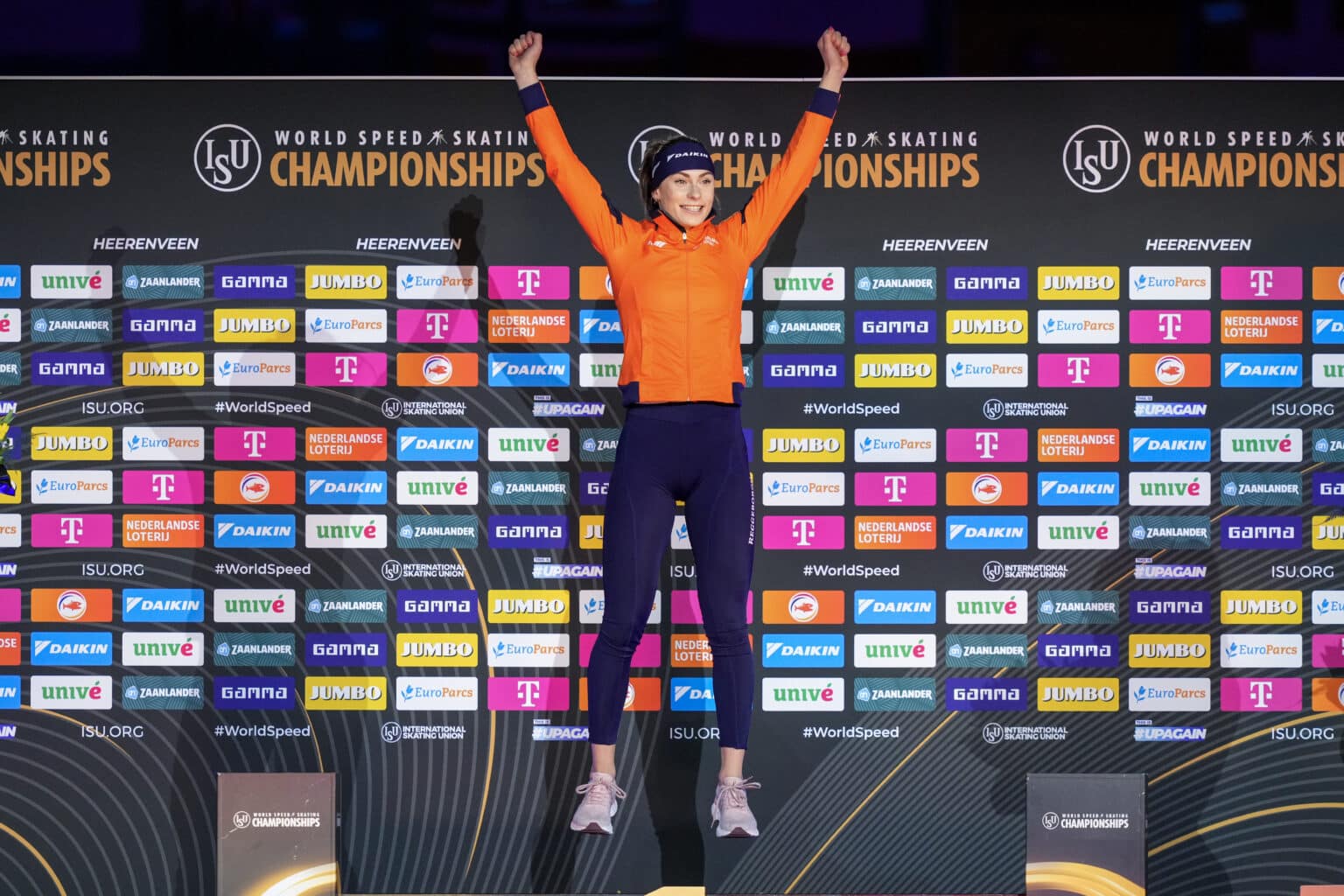 HEERENVEEN, NETHERLANDS - MARCH 3: Femke Kok of The Netherlands during the medal ceremony after competing on the 500m Women during the ISU World Speed Skating Championships 2023 on March 3, 2023 in Heerenveen, Netherlands (Photo by Douwe Bijlsma/Orange Pictures)