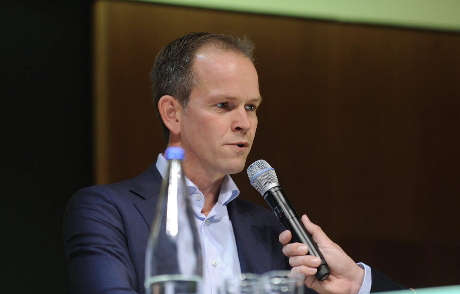 Richard Plugge spreker