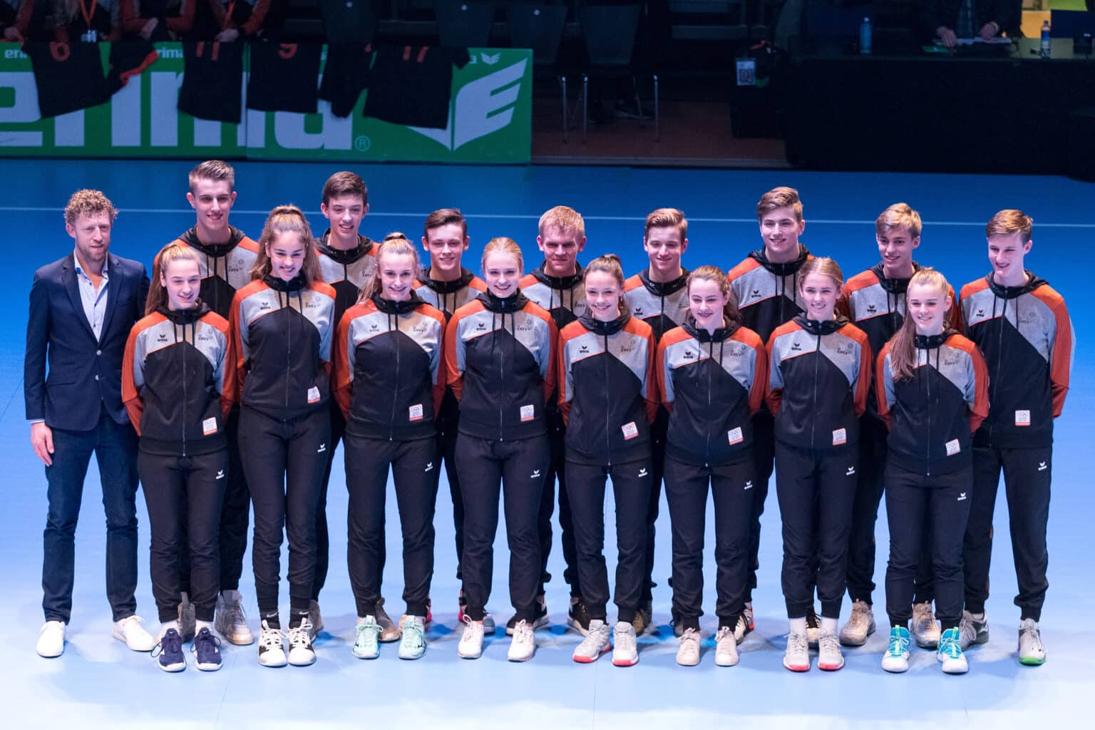 30-12-2019: Korfbal: Talent Team NL v Team NL: Rotterdam
Korfbal Challenge - 2019
selectie Nederland U17, Links coach Barry Schep, Vrouwen:
Jill Aafjes (KZ/Thermo4U), Nikki Boerhout (KZ/Thermo4U), Jill Heijink (Fortuna/Delta Logistiek), Annelie de Korte (Unitas/Perspectief), Romy de Rijke (Fortis), Anouk de Visser (PKC/SWKGroep), Resy Weijts (Fortuna/Delta Logistiek), Ceren Wonink (DOS'46), Heren: Krijn van het Kaar (DVO/Accountor), Merijn Mensink (Fortuna/Delta Logistiek), Luuk Montagne (DOS'46), Stan Olsthoorn (TOP/SolarCompleet), Menno Remans (PKC/SWKGroep), Stef Schaap (GG/IJskoud de Beste), Roel Visser (KCC)
Jorne van der Zee (DOS'46),