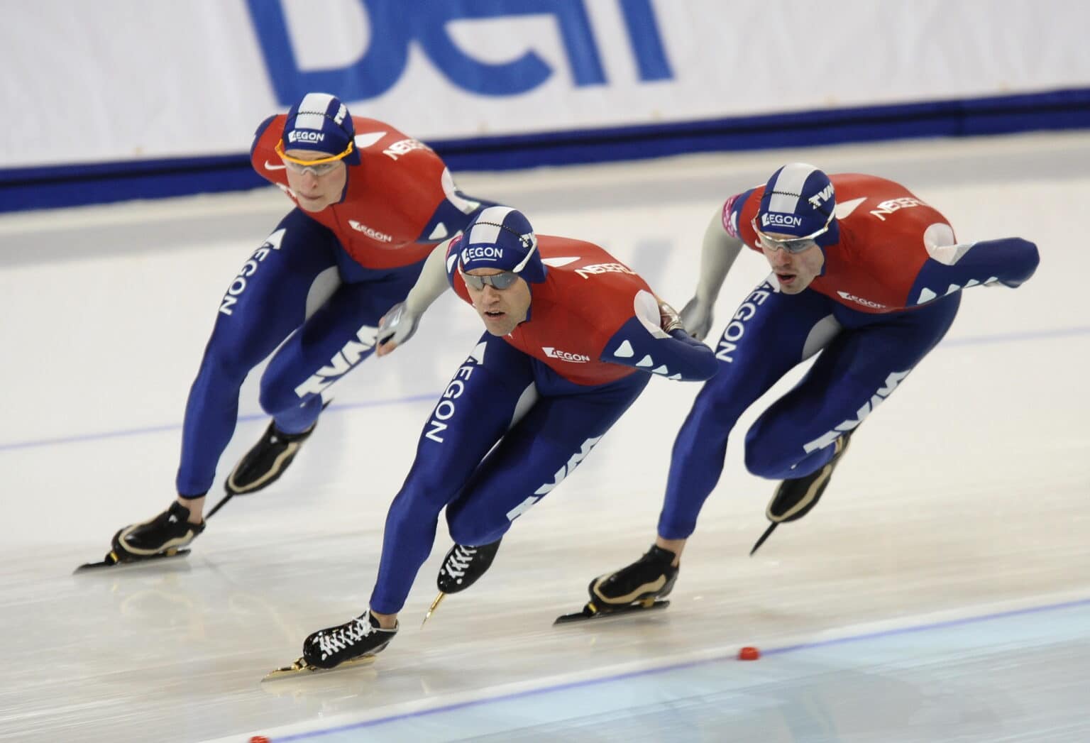 15-03-2009 SCHAATSEN:ESSENT WK AFSTANDEN:RICHMOND OLYMPIC OVAL:VANCOUVER
De ploegenachtervolging bij de mannen wordt gewonnen door Nederland. Sven Kramer gevolgd door   Carl Verheijen  en Wouter Olde HeuvelFoto: Soenar Chamid