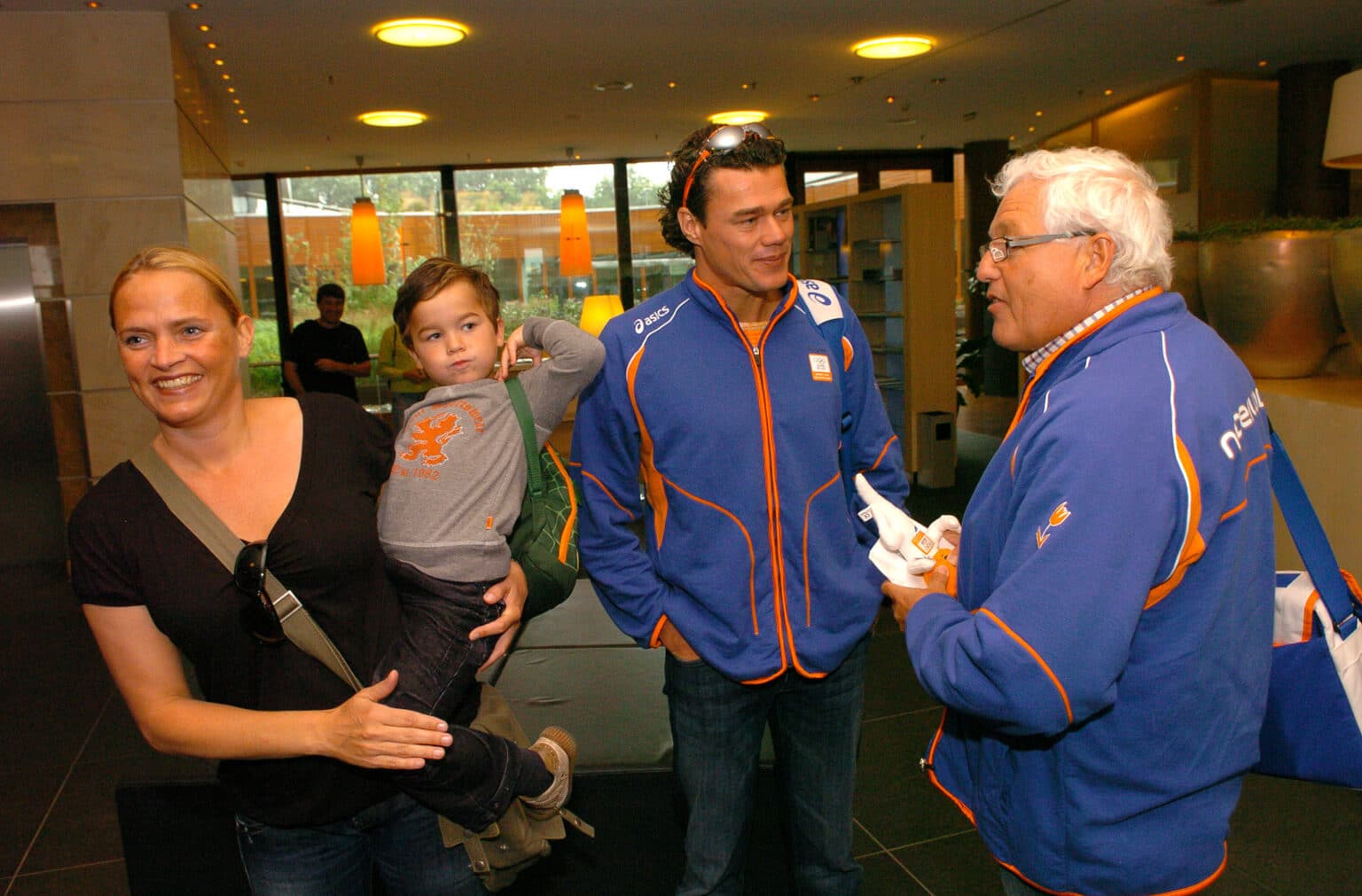 12-07-2008 ZWEMMEN:VERTREK NEDERLANDSE ZWEMPLOEG NAAR BEJING:AMSTERDAM
Coach Jacco Verhaeren met zijn zoontje en zijn vrouw. Rechts Cees Rein van den Hoogenband.Foto: Michel Utrecht