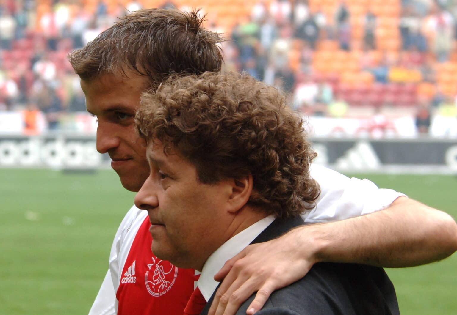 22-05-2005 VOETBAL: AJAX-FC GRONINGEN: AMSTERDAM
Rafael van der Vaart wordt bij het verlaten van het veld begeleid door teammanager David Endt.
Foto : Ben Haeck