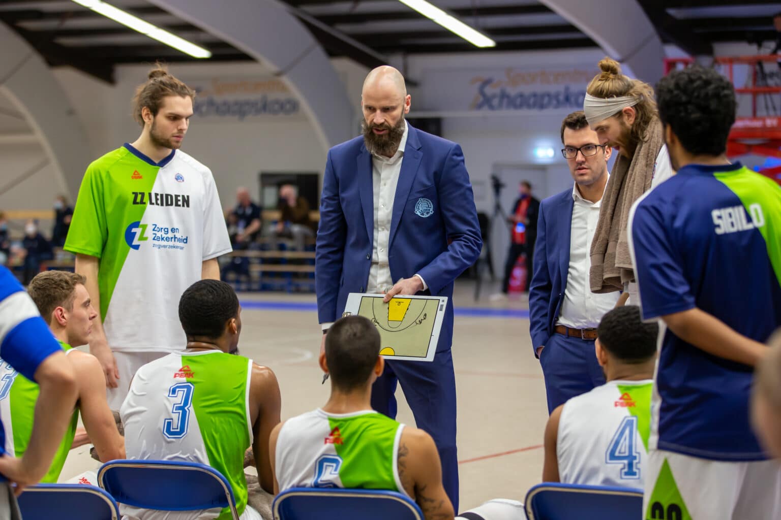 07-03-2021: Basketbal: Yoast United v ZZ Leiden: Bemmel

Nicolas King of ZZ Leiden, Worty de Jong of ZZ Leiden, Jamaryo de windt of ZZ Leiden, Geert Hammink Coach of ZZ Leiden