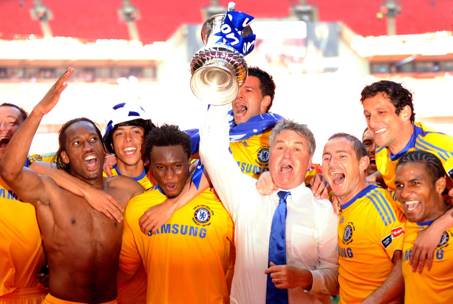 30-05-2009: Voetbal: FA Cup Final 2009 - Chelsea - Everton:Londen
Guus Hiddink the head coach / manager of Chelsea celebrates winning the FA Cup with his players
FOTO: ORANGEPICTURES/AMAEnglish Premiership and Football League football images are ONLY permitted for use in newspapers and other editorial publicationsNETHERLANDS ONLY