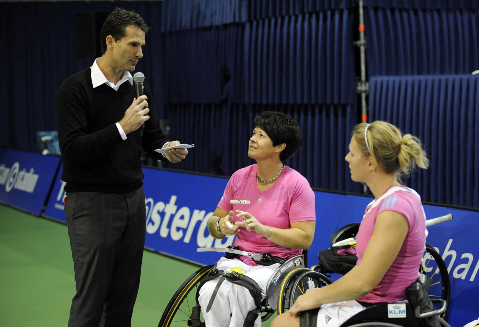 06-11-2011 TENNIS: INVACARE DOUBLE MASTERS: AMSTERDAM
Rolstoeltennis.
Esther Vergeer  wint samen met Sharon Walraven de finale.
Interview door Jacco Eltingh.
Foto: Mathilde Dusol