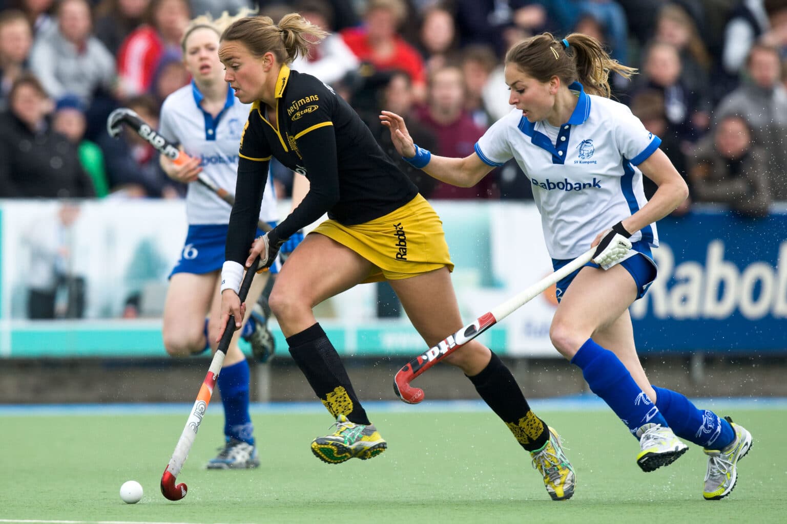 11-04-2010: hockey: Kampong - Den Bosch: Utrecht
Hoofdklasse dames: Maartje Paumen (M) en Eva de Goede (R), Willemijn Willemse (L)
Foto: Orange Pictures / Joep Leenen
