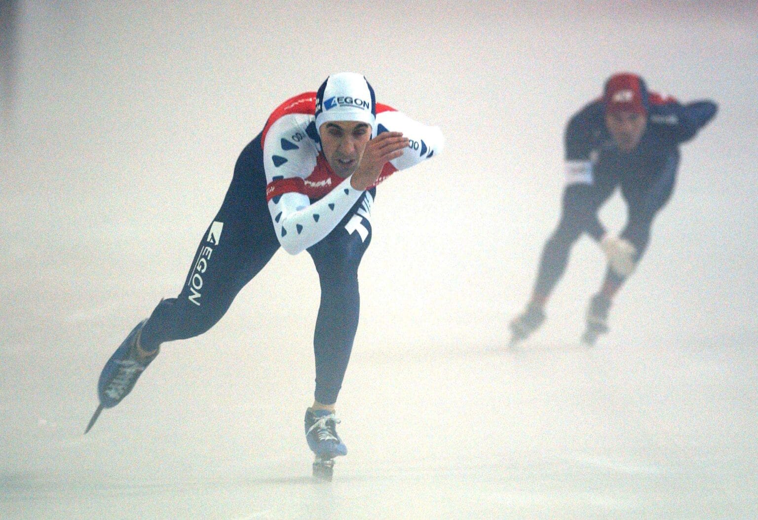 SCHAATSEN:WORLDCUP:DEN HAAG;23NOVEMBER2001- 24 november Martin Hersman in de mistflarden op het ijsbaan van de Uithof op weg naar de finish, zijn tegenstander Derek Parra zou de snelste tijd maken
Copyright: Soenar Chamid