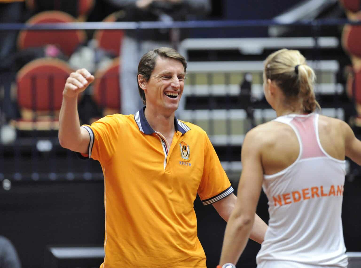 20-04-2014 TENNIS; FED CUP NEDERLAND-JAPAN: DEN BOSCH
Feliciitaties van coach Paul Haarhuis aan Arantxa Rus (NED)Foto: Soenar Chamid