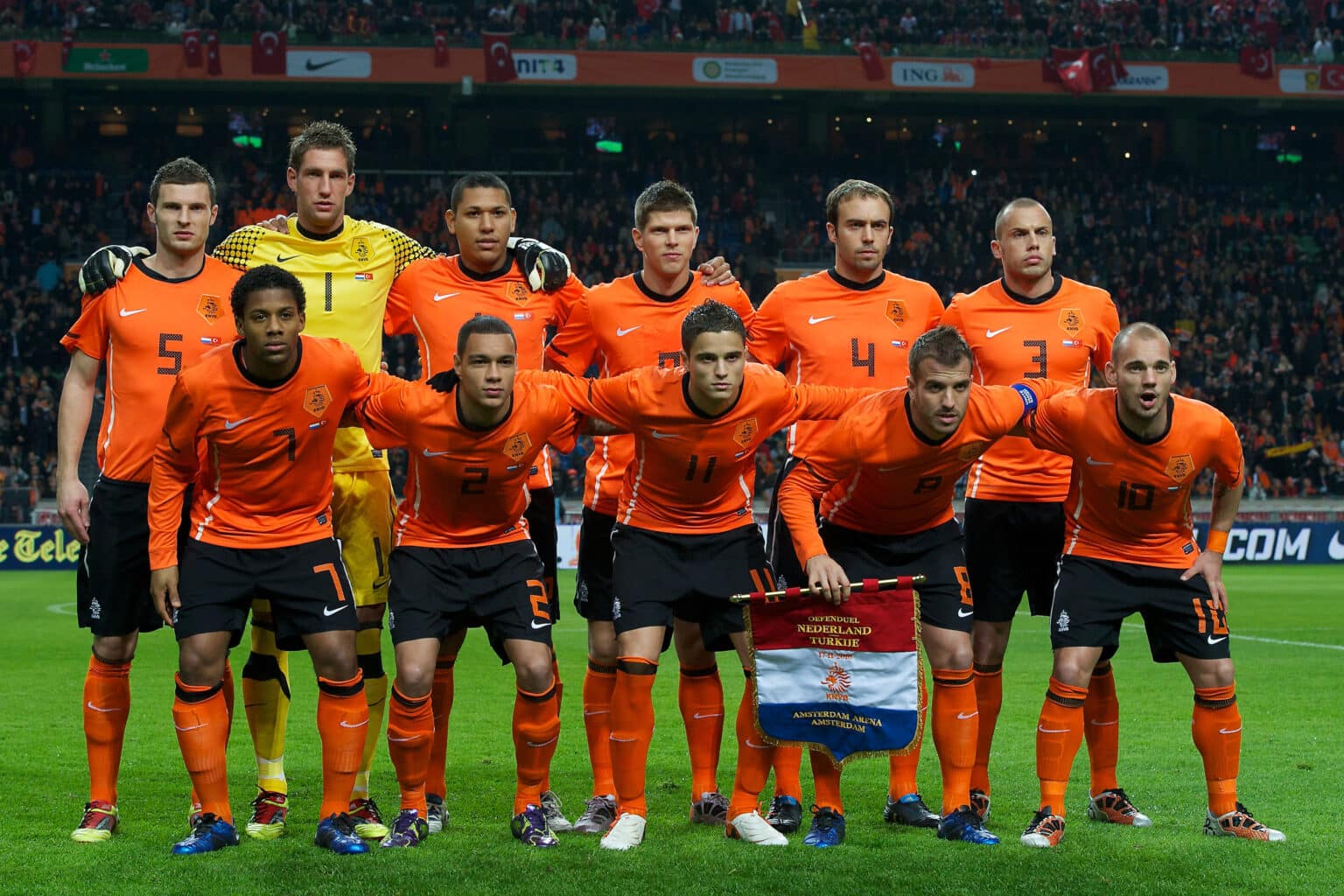 17-11-2010: Voetbal: Nederland - Turkije: Amsterdam
(TL-R) Erik Pieters, keeper Maarten Stekelenburg, Hedwiges Maduro, Klaas Jan Huntelaar, Joris Mathijsen, John Heitinga 
(BL-R) Jeremain Lens, Gregory van der Wiel, Ibrahim Afellay, Rafael van der Vaart, Wesley Sneijder 
Interland Vriendschappelijk 
Foto: Orange Pictures / Karel Delvoye