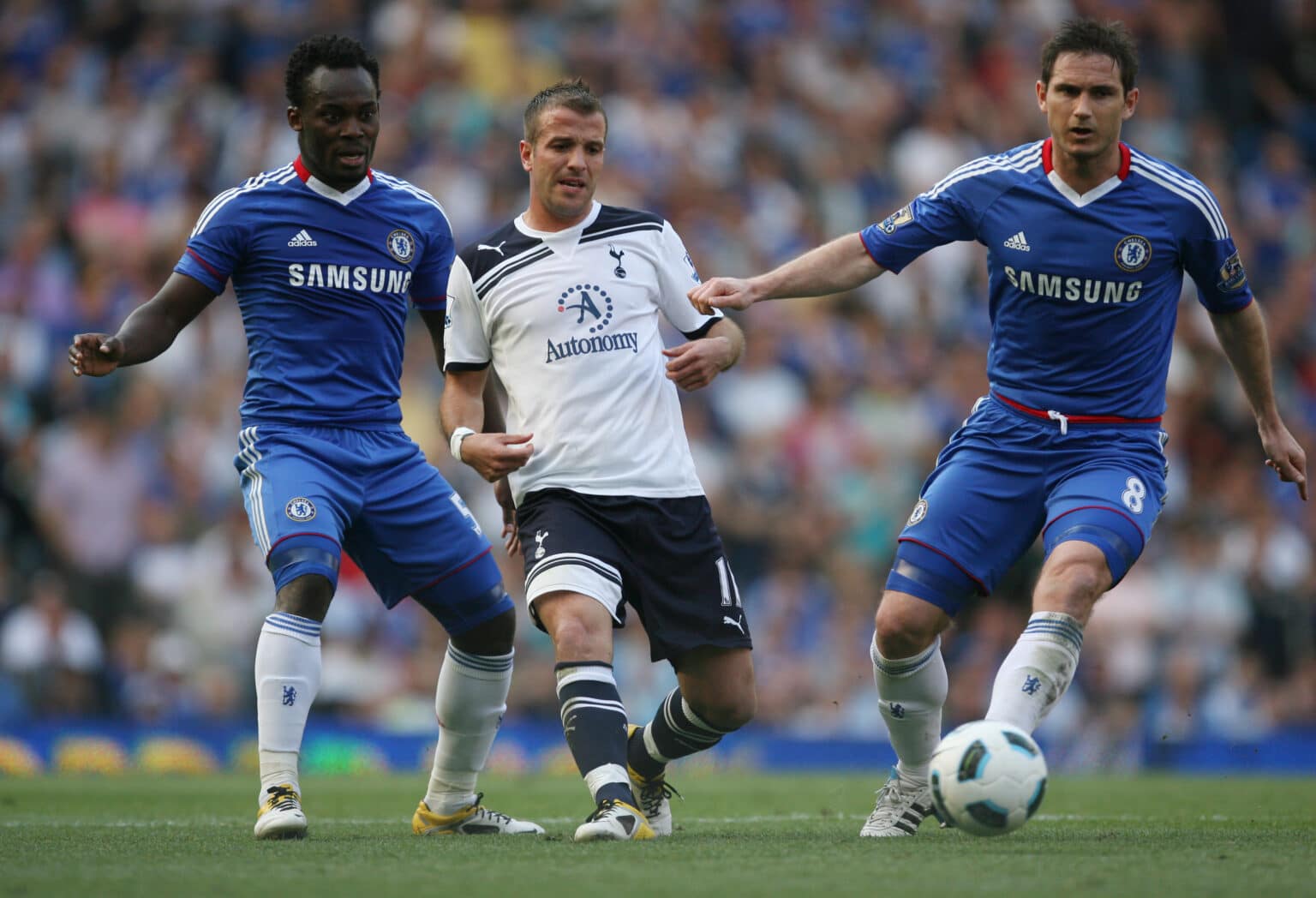 30-04-2011: Voetbal: Chelsea-Tottenham Hotspur: Engeland
Rafael van der Vaart of Tottenham Hotspur gets inbetween Michael Essien and Frank Lampard of Chelsea
Premier League 2010/2011
Netherlands only
[HIGHRES]