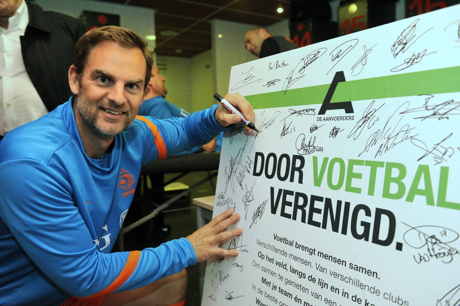 26-04-2013 VOETBAL: BENEFIETWEDSTRIJD S.C. BUITENBOYS-EX INTERNATIONALS KNVB:ALMERE
Ronald de Boer tekent het manifest AnvoerdersFoto: Soenar Chamid