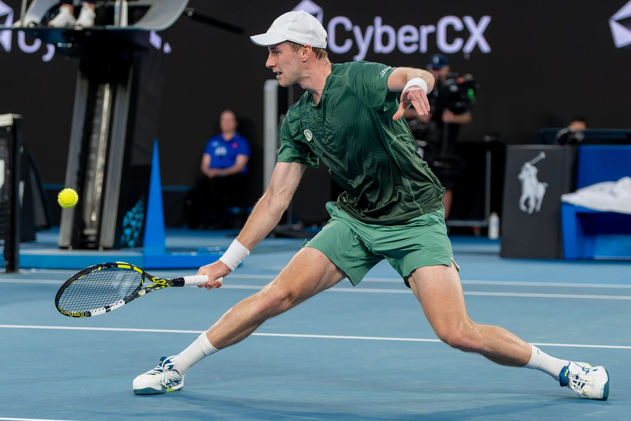 Botic van de Zandschulp in actie op de Australian Open