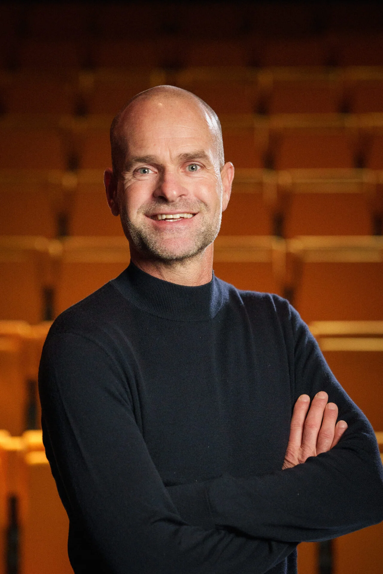 Erben Wennemars sprekers kijkt lachend in de camera