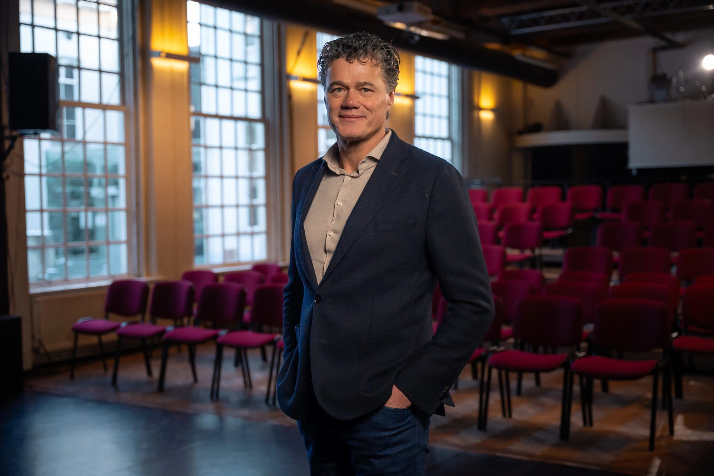 Jacco Verhaeren staat met handen in zijn zakken