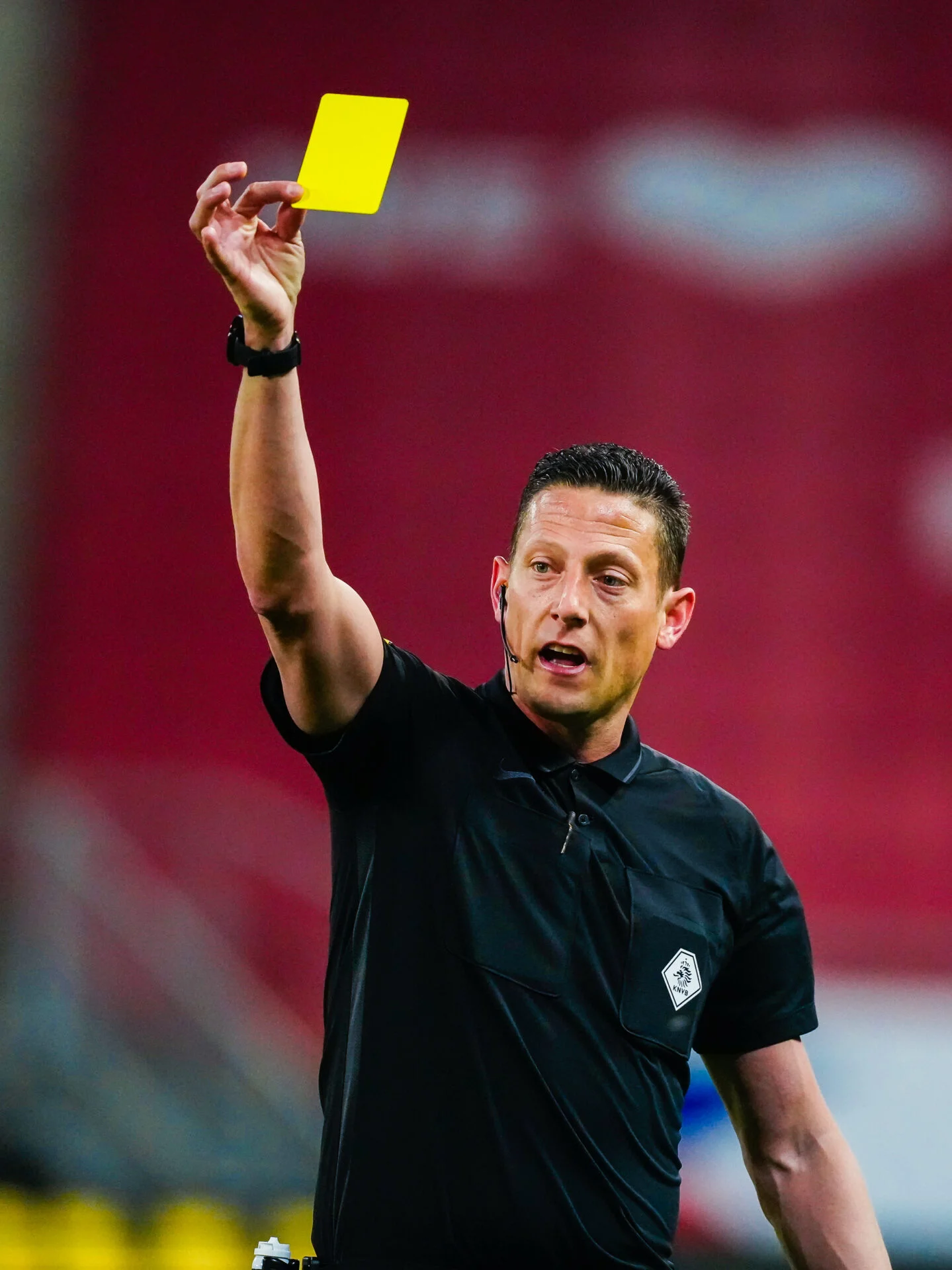 Jeroen Manschot toont een gele kaart