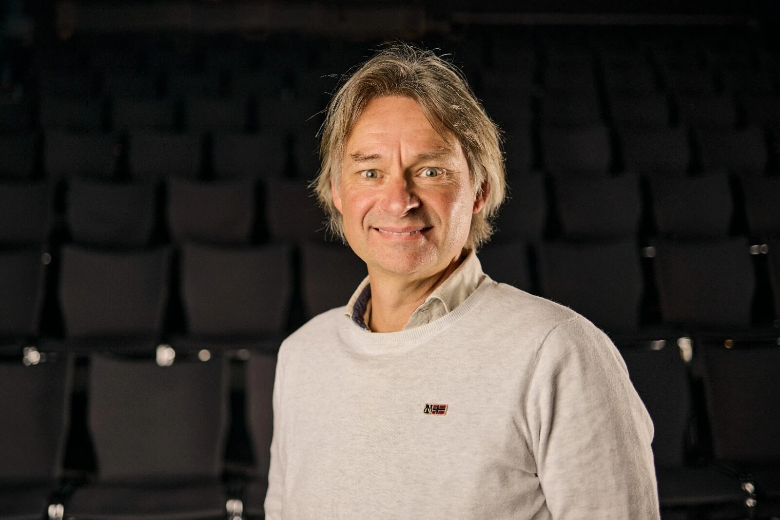 Jeroen Otter in een theater setting.