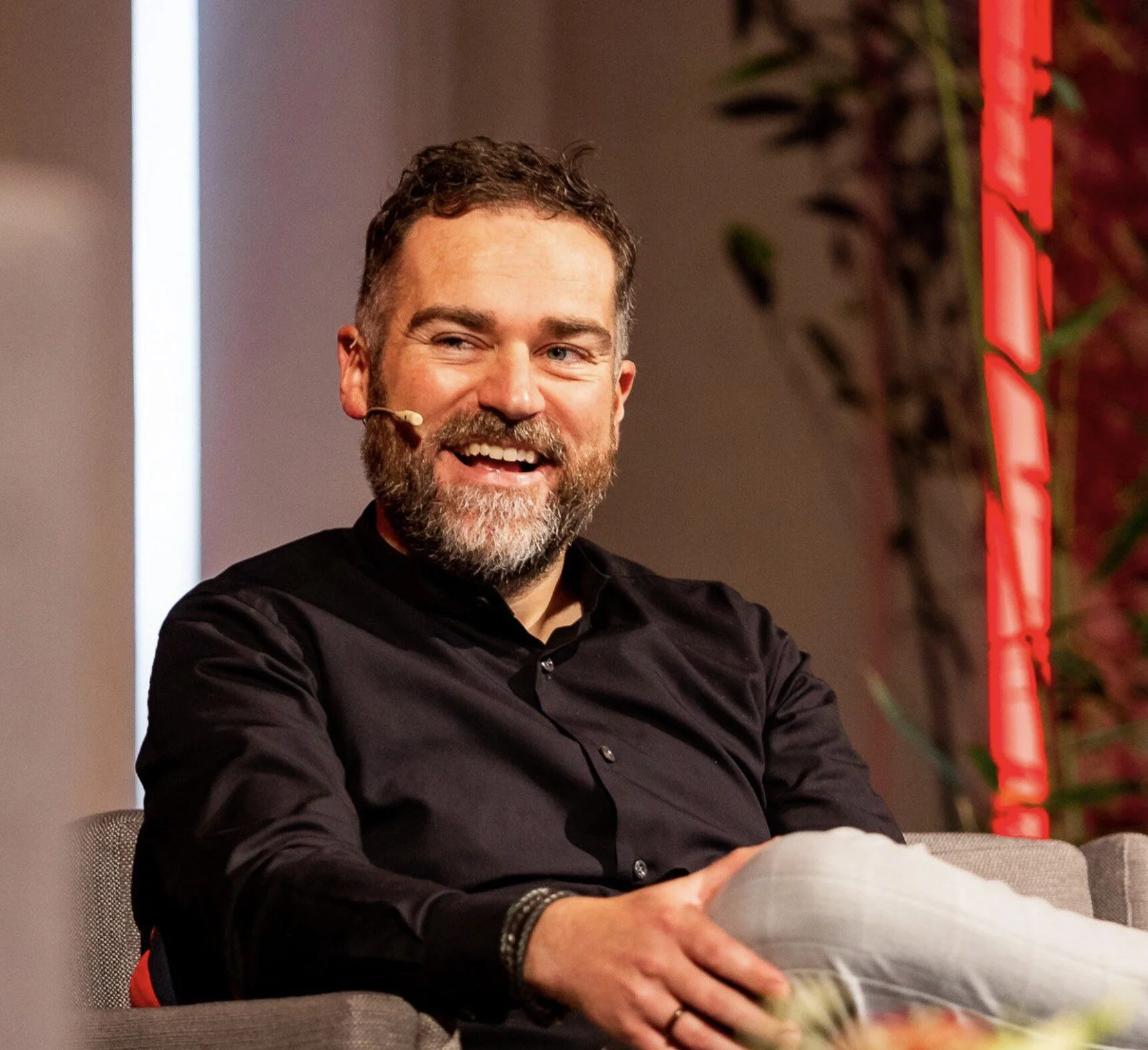 Klaas Dijkhoff spreker in gesprek met een headset op