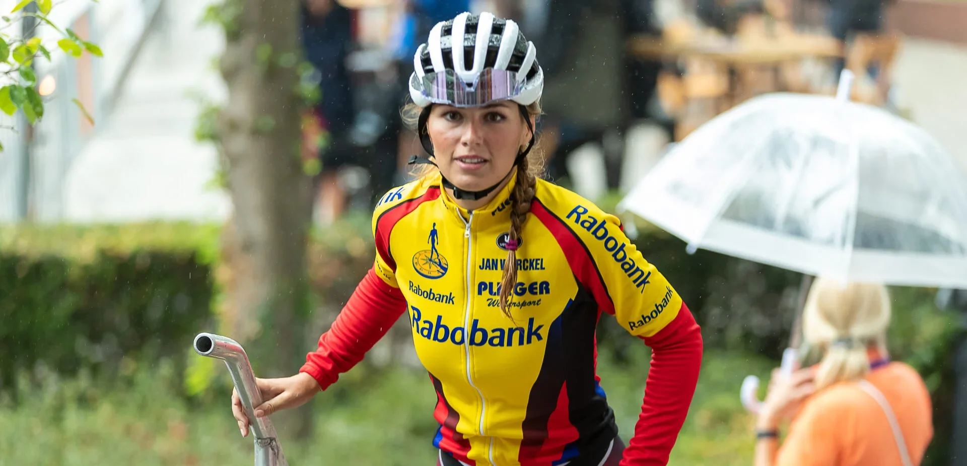 Puck Moonen in wieleroutfit