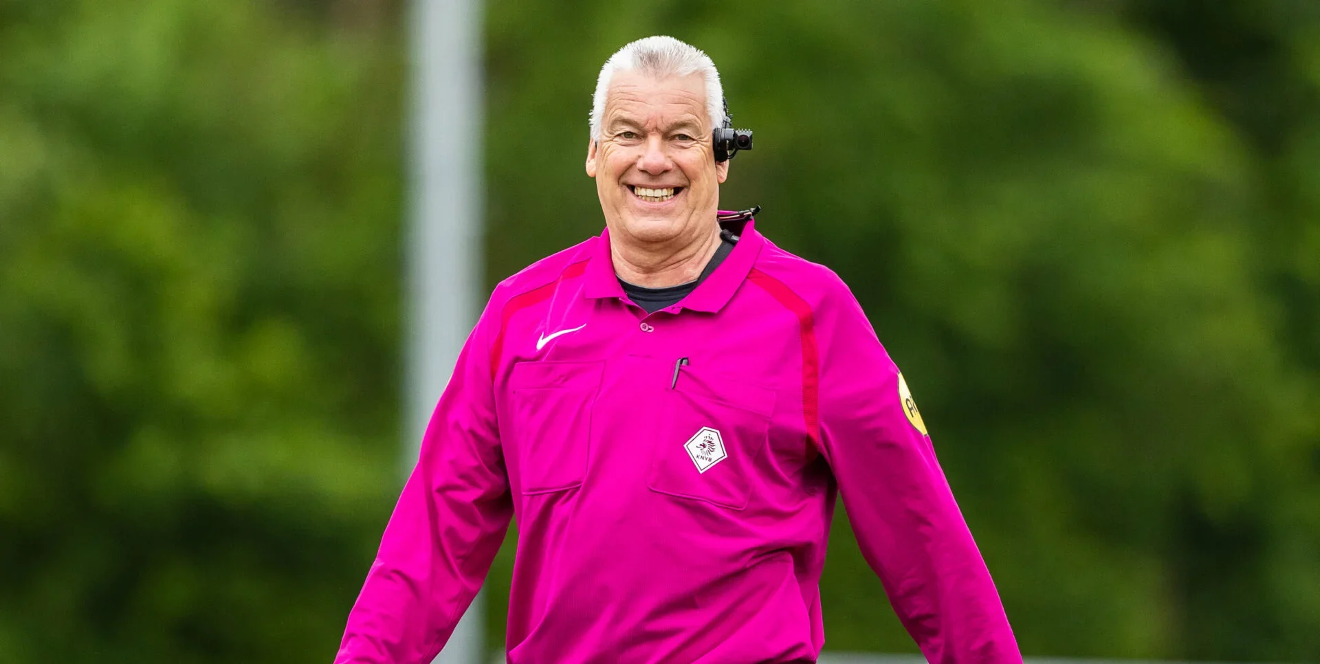 Roelof Luinge als scheidsrechter in actie