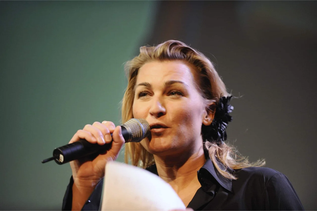 Barbara de Loor op het podium tijdens een presentatie