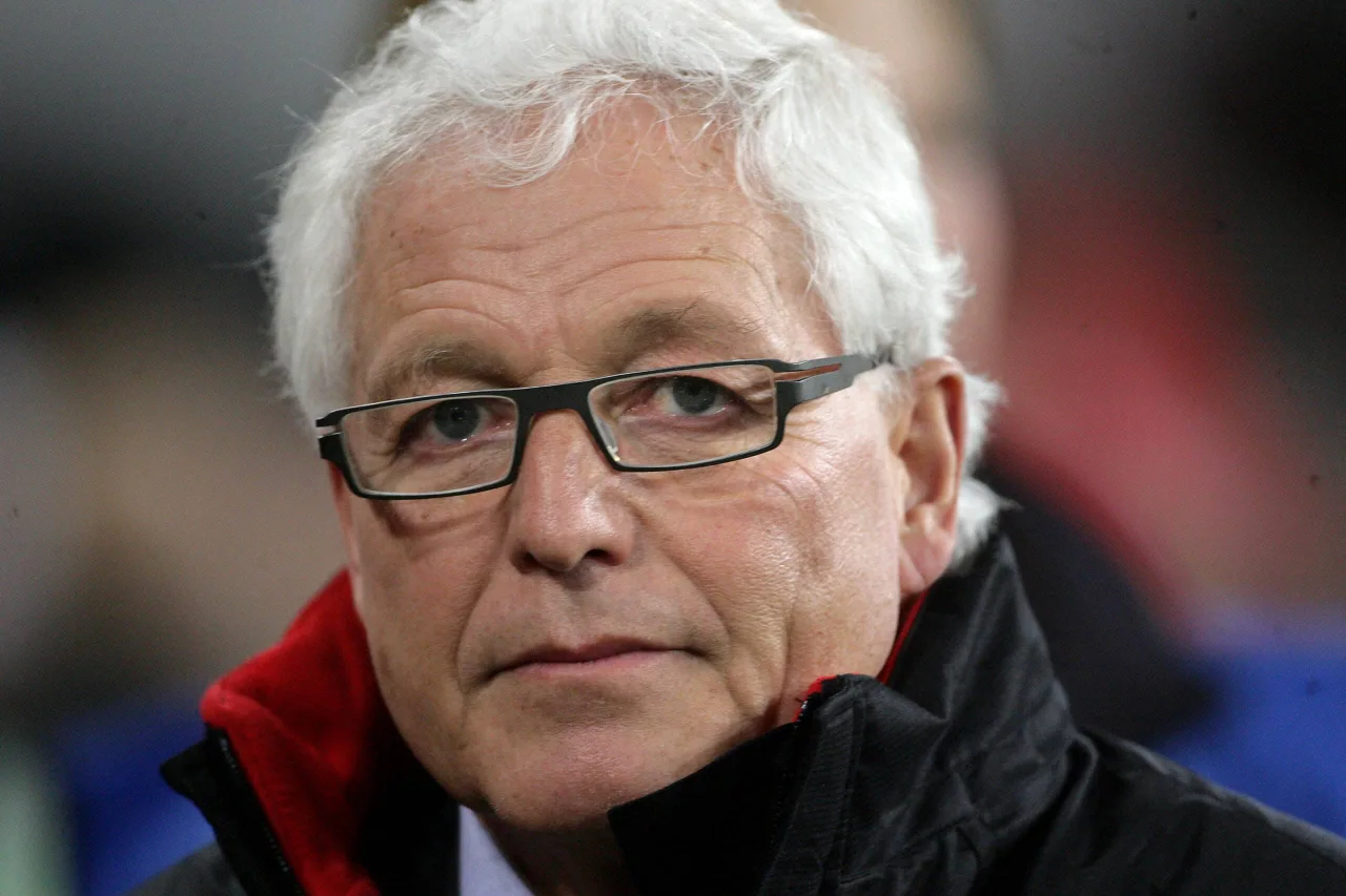 Cees rein van den hoogenband portret bril zwarte jas