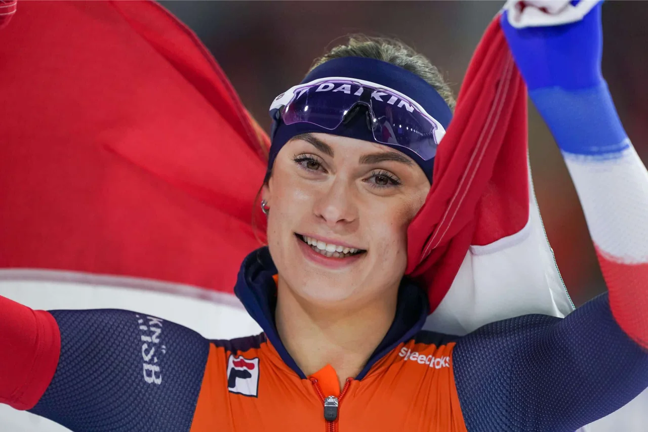 Femke Kok met de Nederlandse vlag