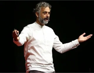 Florian Dirkse op het podium bij TedX