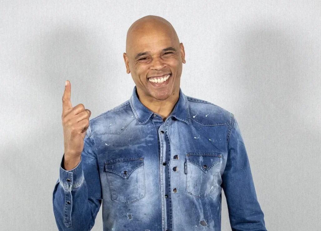 Glenn Helder met wijsvinger omhoog
