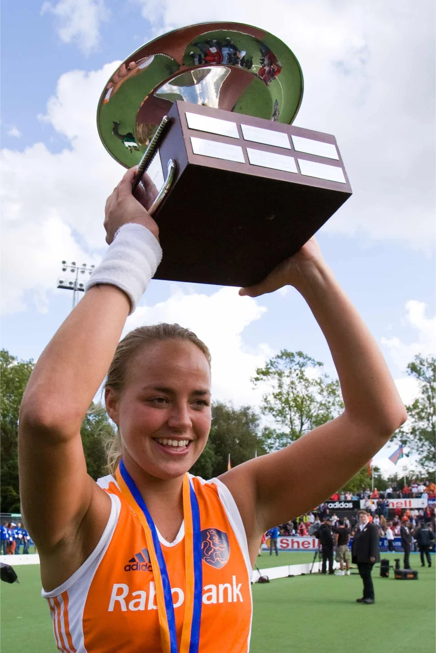 Maartje Paumen met de beker als wereldkampioen