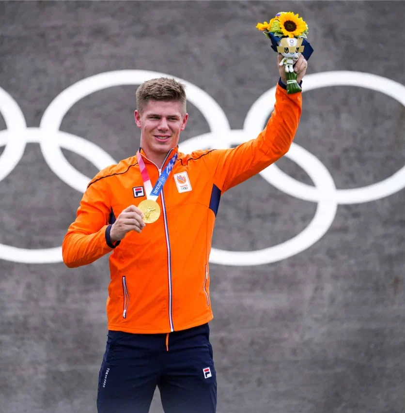 Niek Kimmann op het podium bij de Olympische Spelen