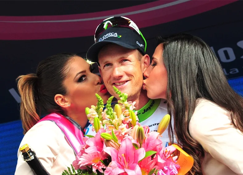 Pieter weening pdoium vrouwen kussen giro