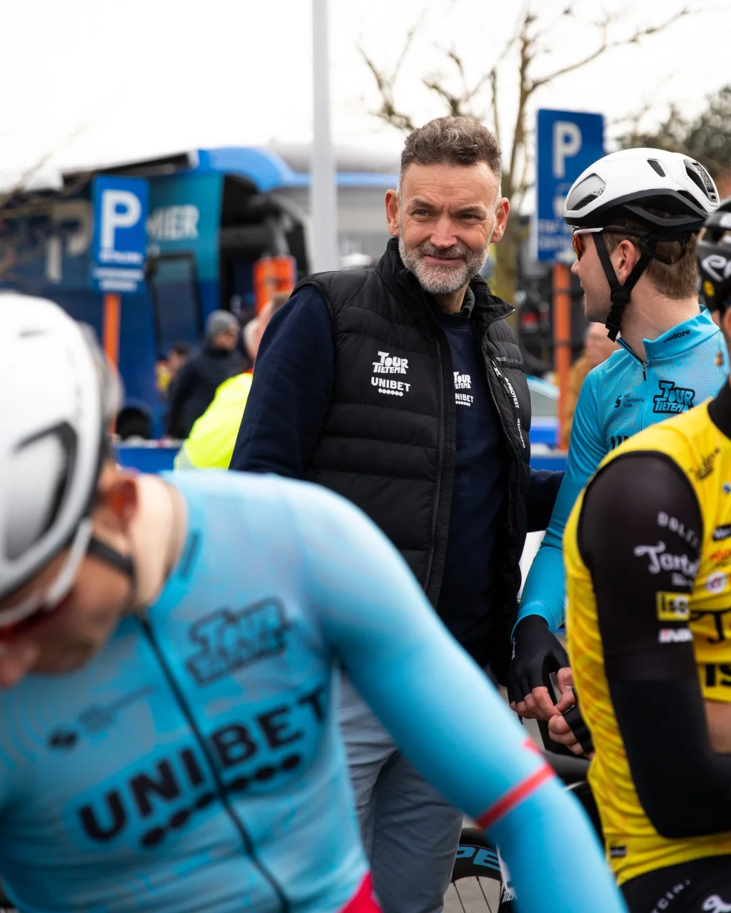 Rob Harmeling ploegleider Tour de Tietema voor de start van de koers