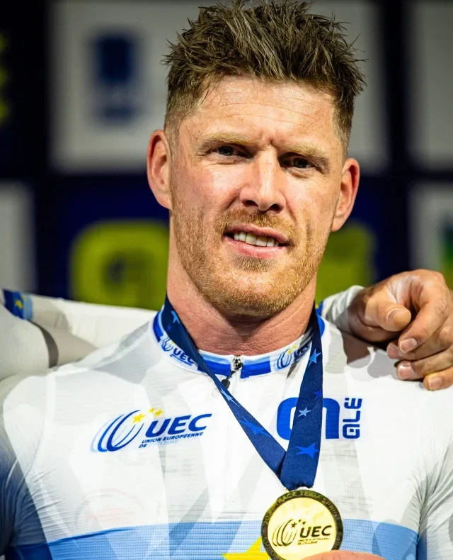 Roy van der Berg op het podium bij het EK