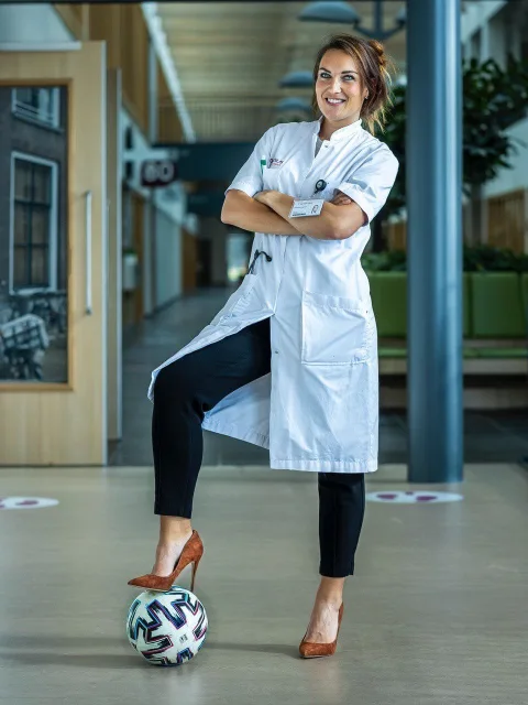 Suzanne Huurman als arts staand op een bal