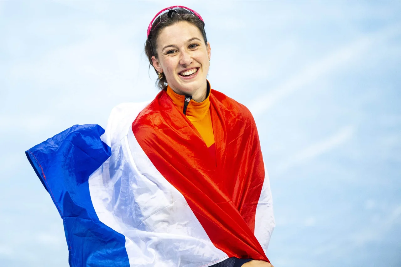 Suzanne Schulting juicht met de Nederlandse vlag
