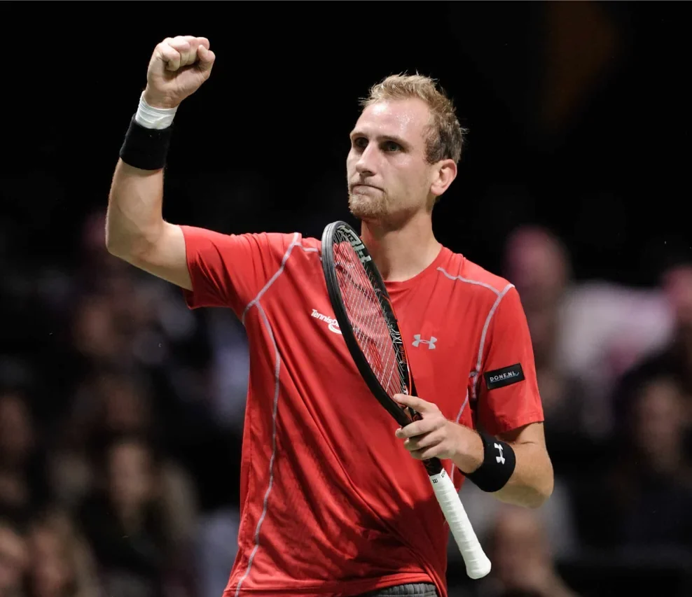 Thiemo de Bakker juicht na een gewonnen wedstrijd