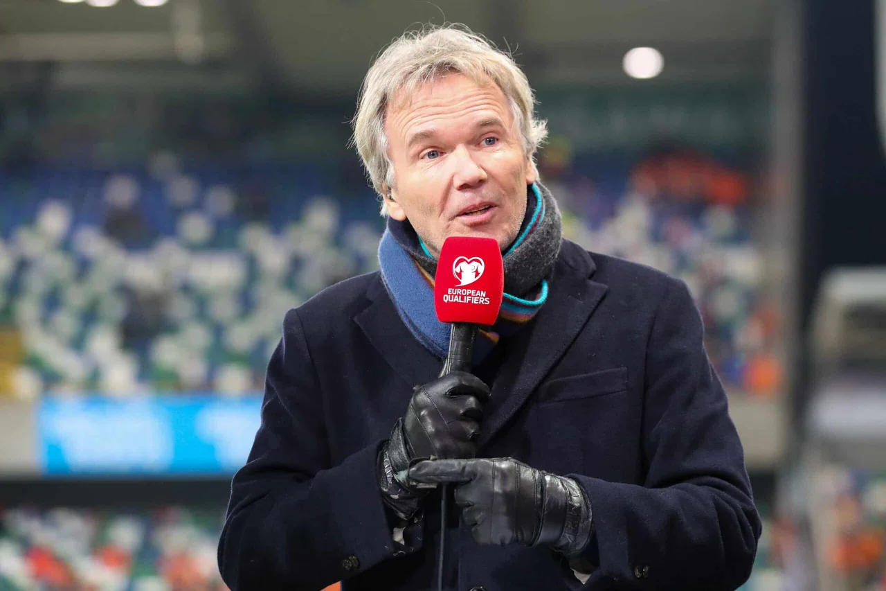 Tom Egbers tijdens een interview voor de NOS