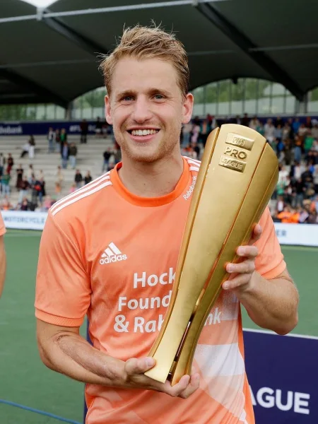 Dennis Warmerdam met trofee